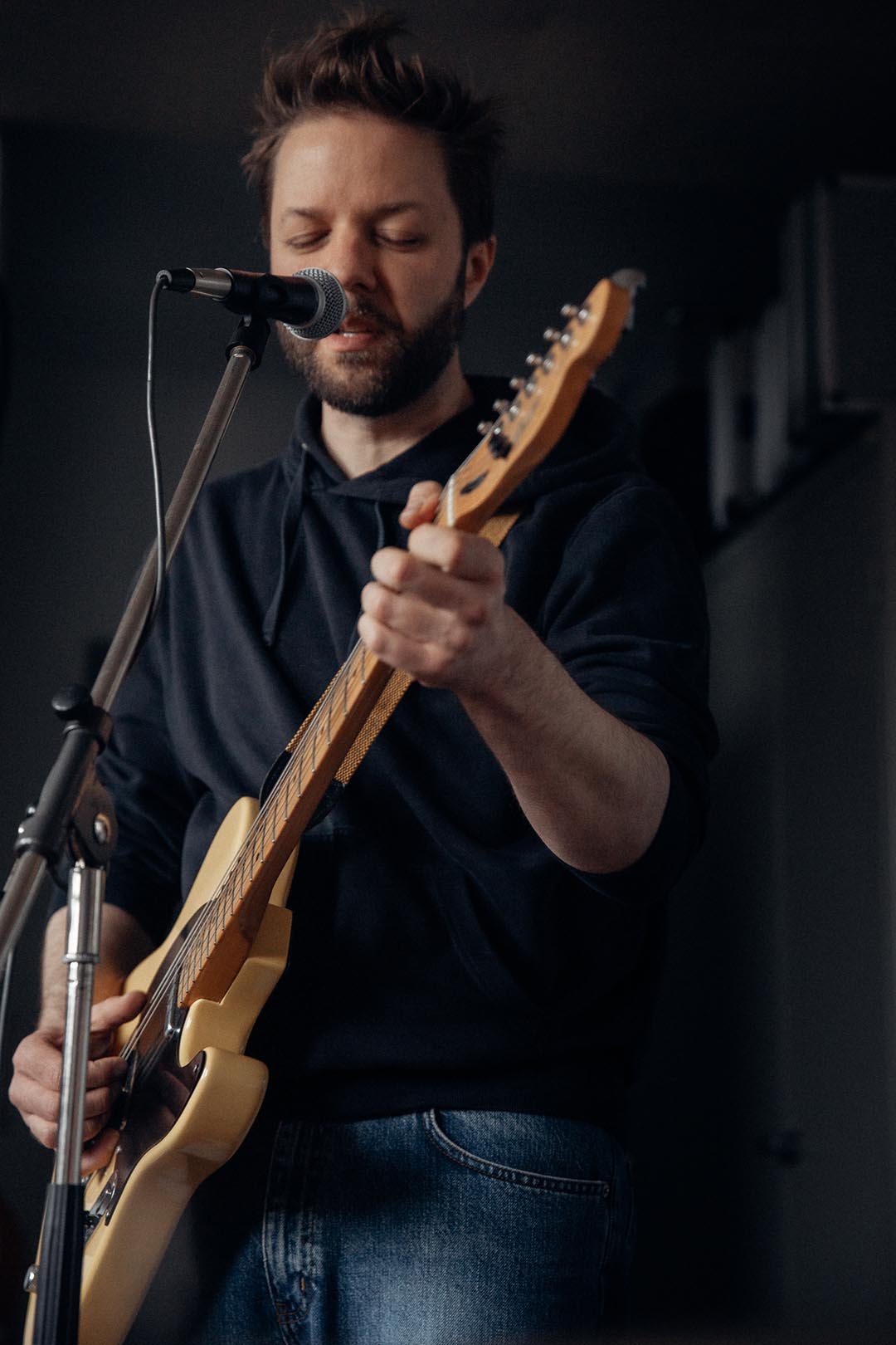 Sten Mentzel an seiner Gitarre mit Mikrofon
