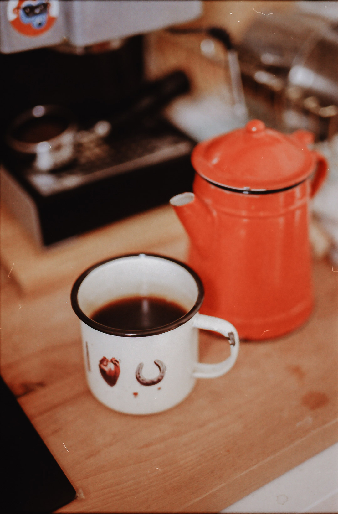Kaffeetasse und Kanne in Küche