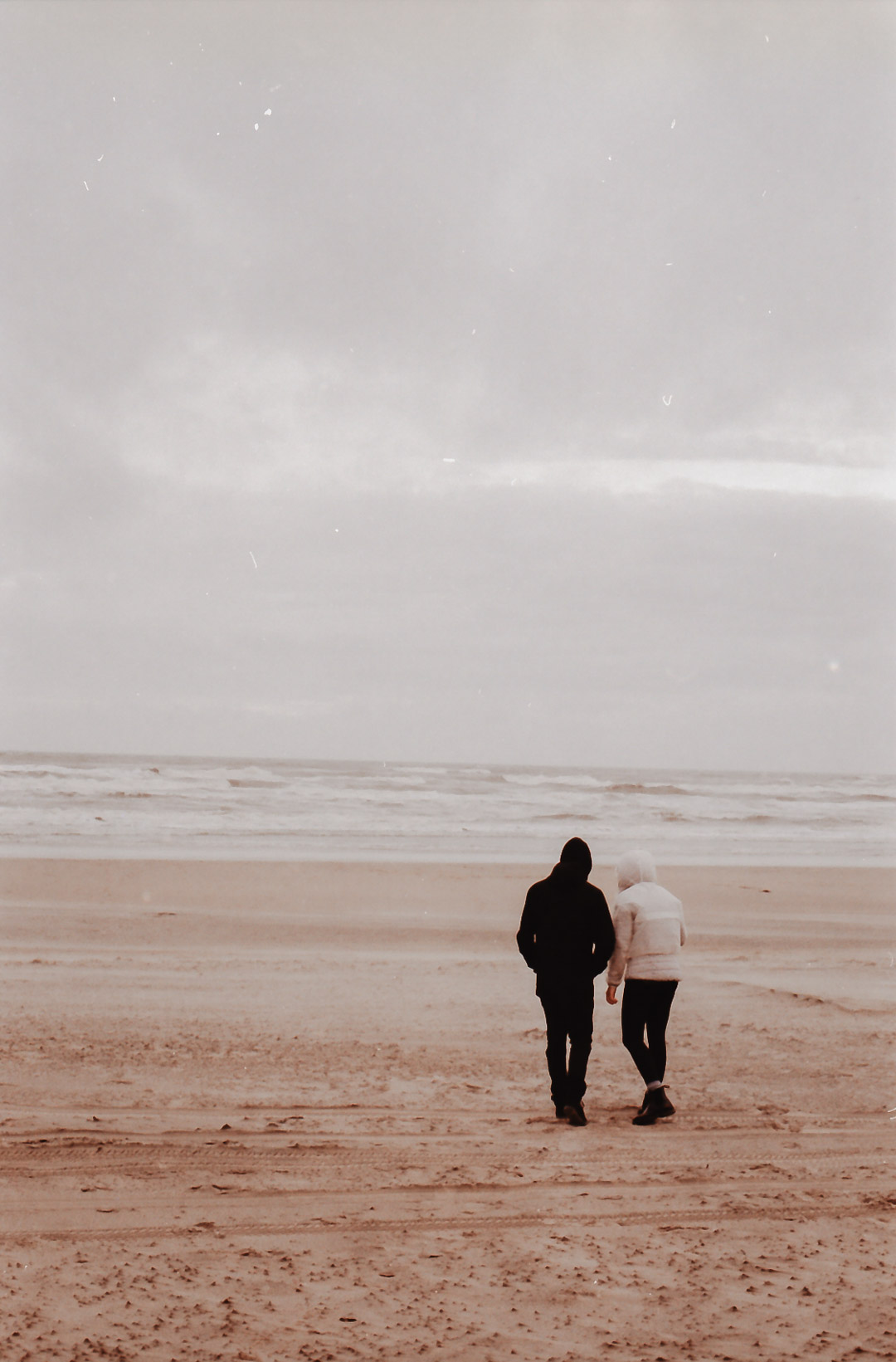 Zwei Menschen laufen am Strand