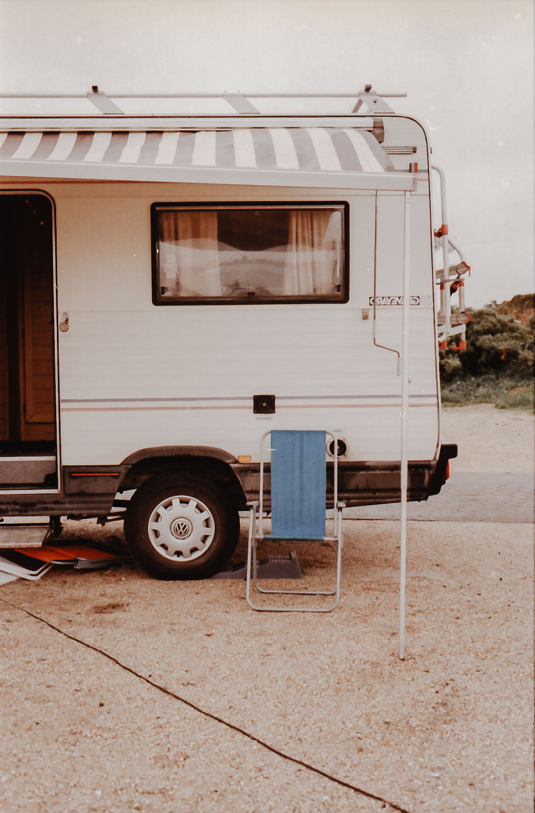 Ein Wohnwagen auf einem campingplatz