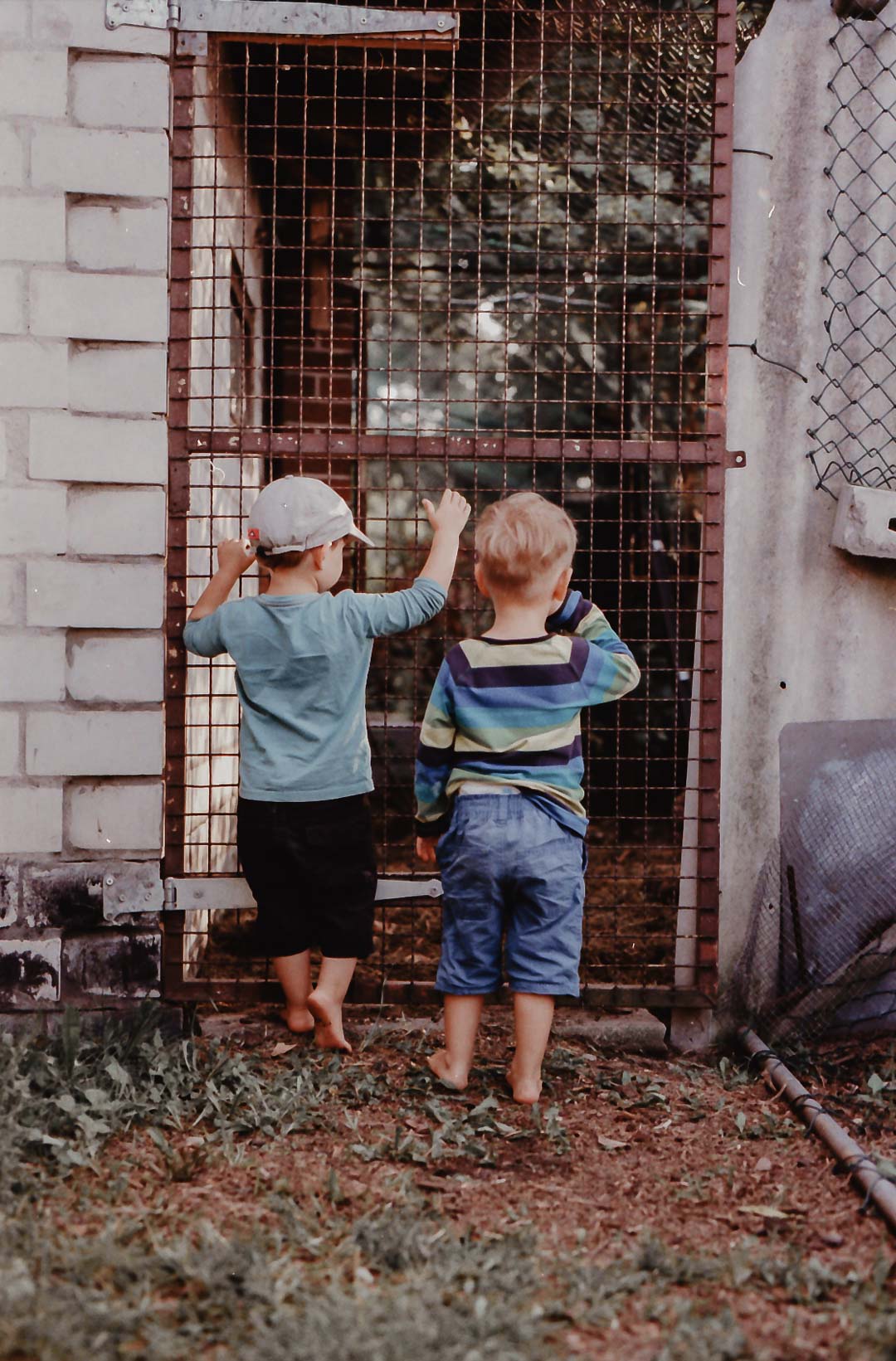Kinder vor einem Tor