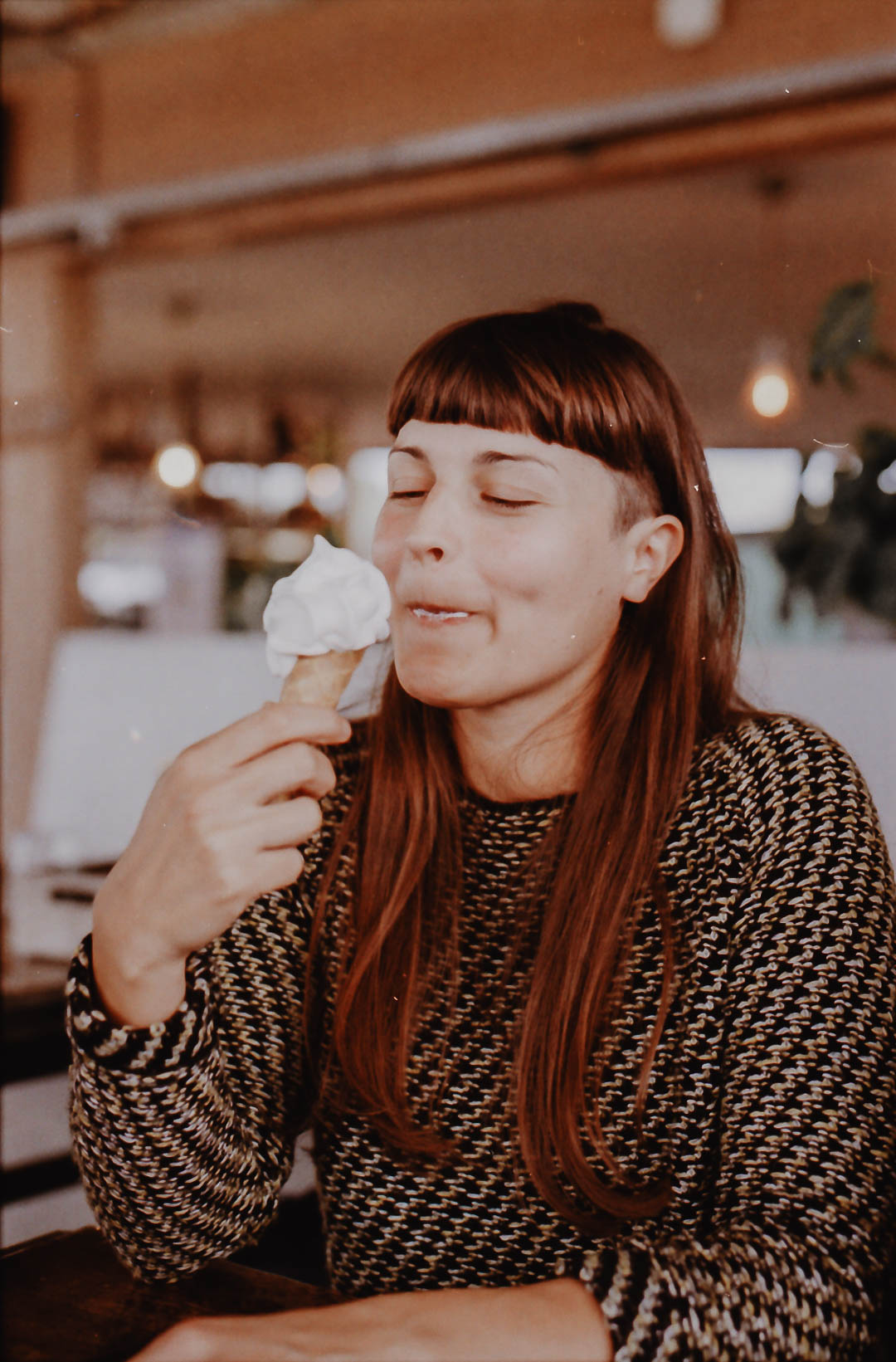 Frau isst ein Eis