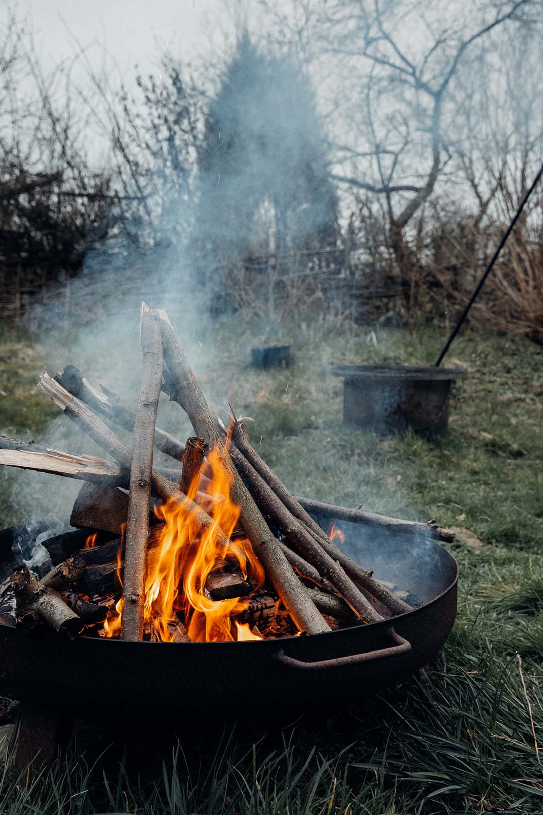 Lagerfeuer in einer Feuerschale