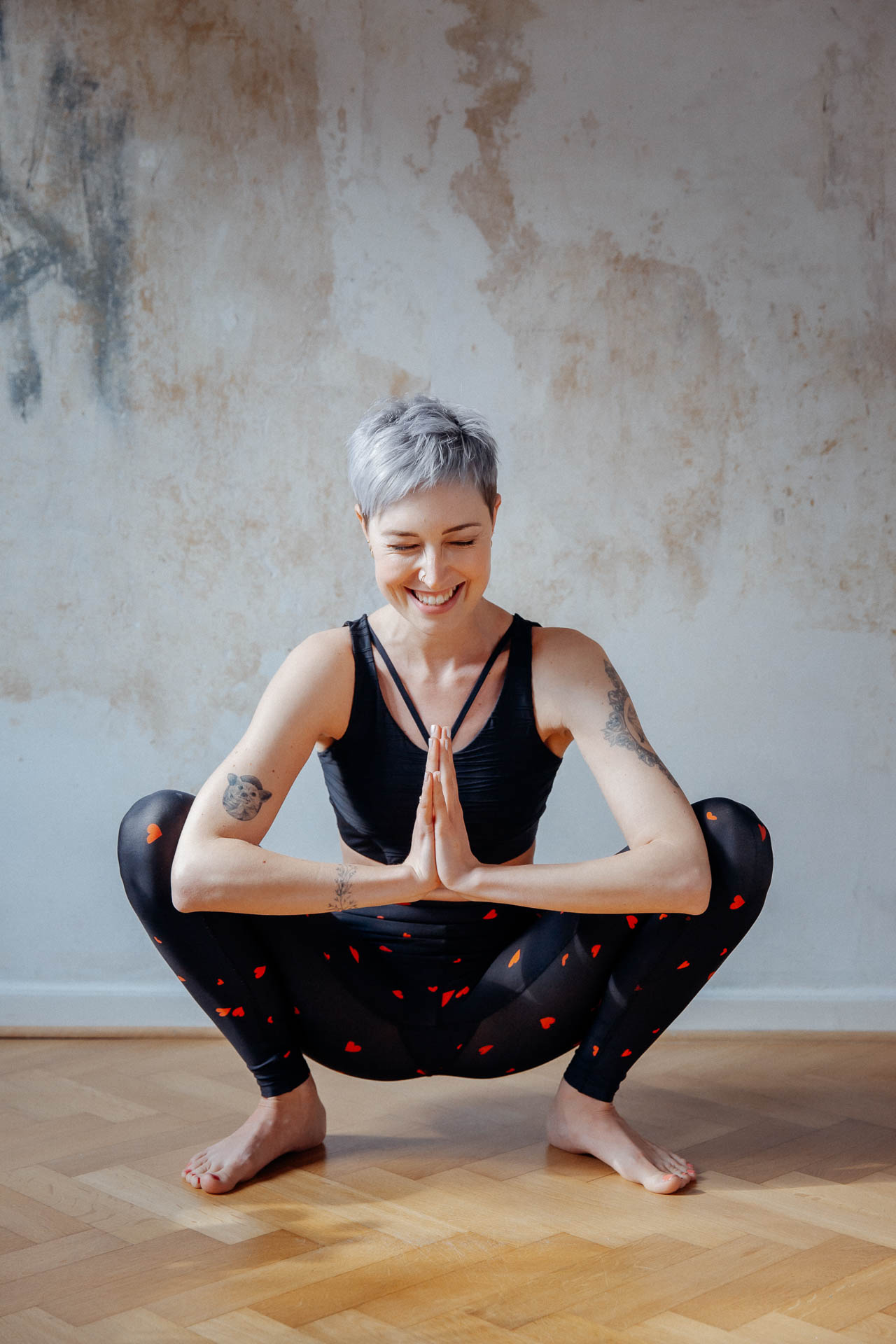 Frau in lachender Yoga Pose
